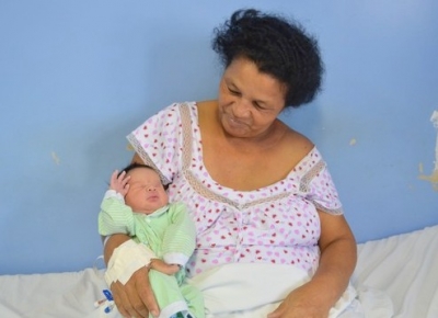 Mulher de 51 anos dá à luz 21º filho e diz que quer mais