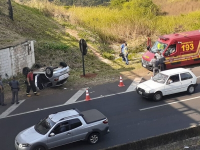 Motorista se fere ao capotar veículo na SP-294 próximo ao viaduto da Via Expressa