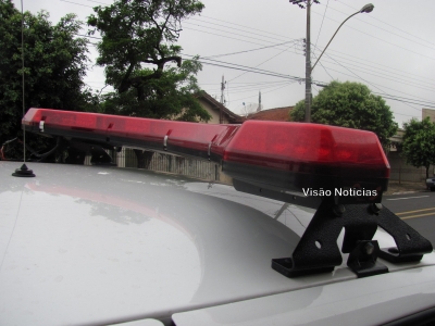 Dupla rouba dinheiro e celular de motorista de caminhonete na zona sul