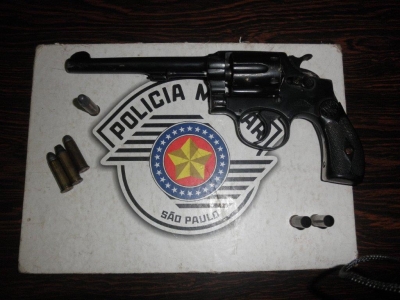 Adolescente foge de viatura, atira contra PMs e é baleado 