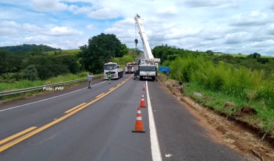 Operação para retirar carreta provoca congestionamento na BR-153