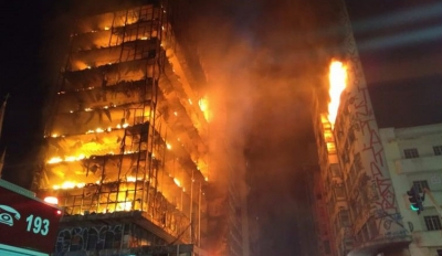 Prédio de 26 andares em chamas desaba