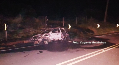 Carro pega fogo e pais conseguem salvar criança
