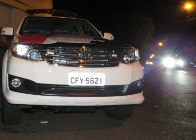 Criminoso aponta revólver para vítimas durante assalto em posto de combustível