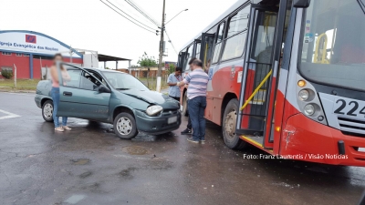 Ônibus e carro se envolvem em acidente