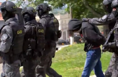 Homem invade cemitério, explode bomba e faz coveiro refém 