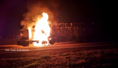 Incêndio destrói carreta e interdita totalmente a BR-153 em Marília