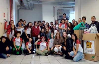 Etec Antônio Devisate repassa doações à Campanha do Agasalho