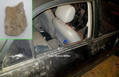 Rapaz estoura vidro, é flagrado dentro do carro, mas não fica preso