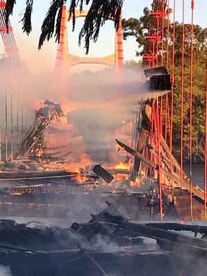 Incêndio destrói ponte pênsil centenária sobre o Rio Paranapanema