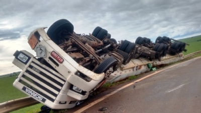 Carreta carregada com biodiesel tomba na BR- 153