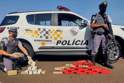 Bolivianas e peruano são presos com cocaína transportada em ônibus