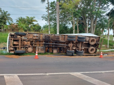 Caminhoneiro de Marília é detido por embriaguez após tombar caminhão na SP-294