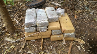 DIG recupera moto e apreende drogas