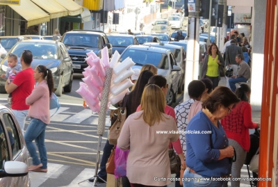 Comércio abre e registra bom movimento neste sábado