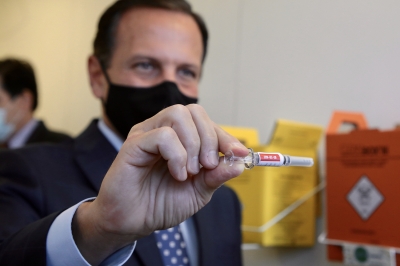 Doria afirma que primeiras doses da Coronavac chegam em uma semana