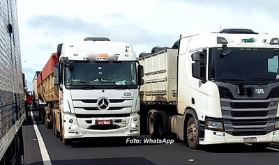Caminhoneiros fazem protesto na rodovia do Contorno em Marília