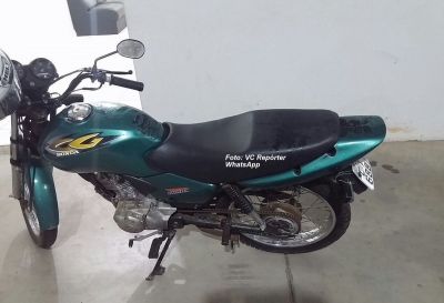 Jovens são detidos com moto furtada na zona Sul