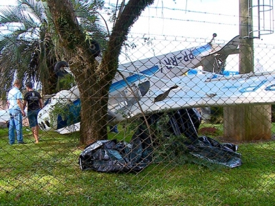 Aviões são arrastados por ventania