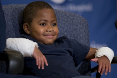 Garoto de 8 anos recebe transplante duplo de mãos
