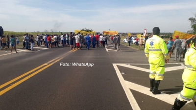 Protesto contra fechamento de frigorífico fecha a SP-333