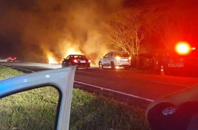 Roubo a carro-forte deixa 5 feridos e veículo é queimado pelos criminosos