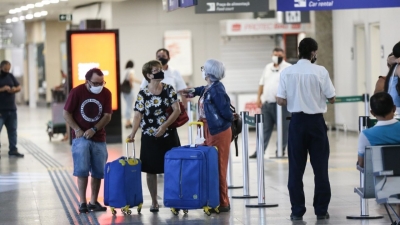 Regras para uso de máscaras em aviões e aeroportos ficam mais rígidas