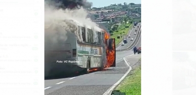 Ônibus pega fogo na rodovia do Contorno em Marília