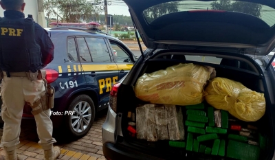 Após perseguição por dois estados, PRF apreende carro lotado com skank e maconha