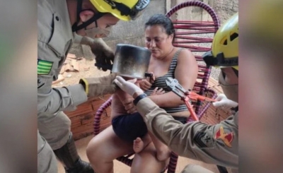 Criança fica com cabeça presa na panela de pressão enquanto brincava 