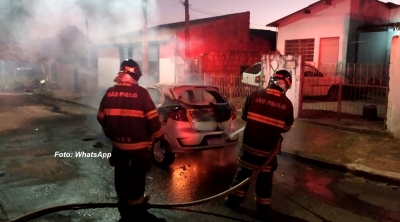 Carro de autoescola pega fogo em Marília