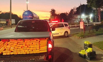 Camionete é apreendida com quase uma tonelada de maconha 