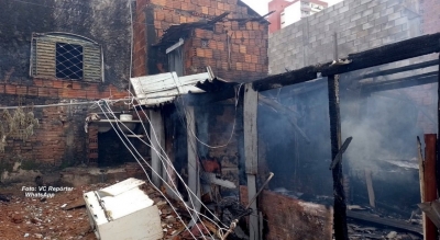 Idoso fica ferido após incêndio que destruiu casa em Marília