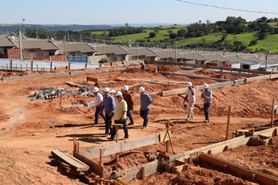 Prefeito Daniel Alonso vistoria obras das escolas nos residenciais Maracá e Montana