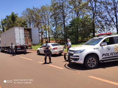 Caminhoneiro é preso com carga milionária de cigarros escondida em rodovia