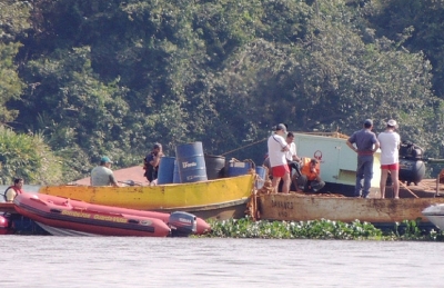 NAUFRÁGIO: fim do drama. Vítima é retirada morta de barco