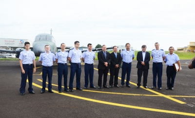 Alto comando da FAB vem a Marília conhecer empresa 