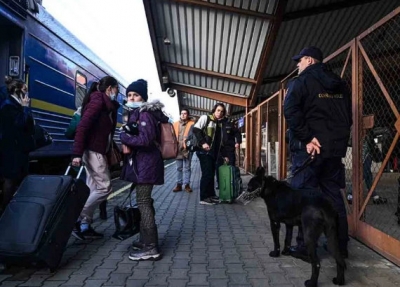 Milhares de pessoas tentam deixar Kiev, e capital da Ucrânia vive caos