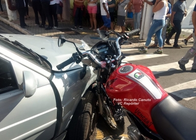 Motociclista "voa" após ter frente cortada por carro