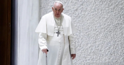 Papa Francisco passa por cirurgia de emergência e ficará no hospital por 