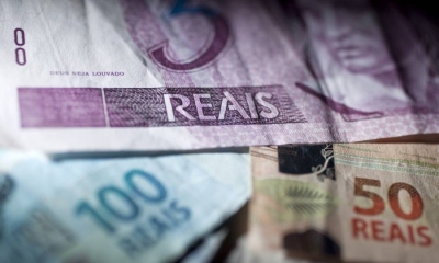 Arrecadação federal volta a recuar em março