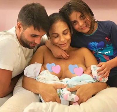 Ivete Sangalo posta foto amamentando gêmeas