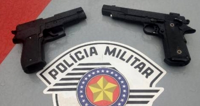 PM apreende réplica de pistolas, dinheiro e moto em Garça