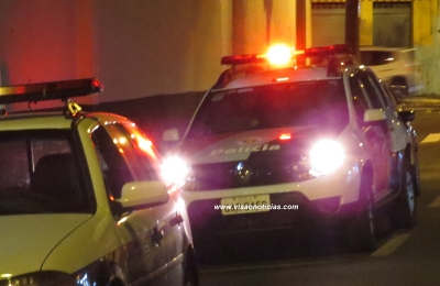 Dupla assalta estudante e tenta fuga alucinada