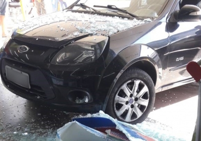 Idosa invade supermercado com o carro, após acelerar ao invés do frear