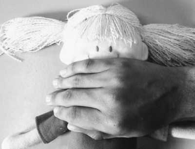 Homem de 50 anos é acusado de violência sexual. Menina de dois anos gritou pela mãe ao ser abusada