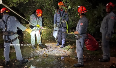 Bombeiros de Marília fazem operação para resgatar criança que caiu em penhasco