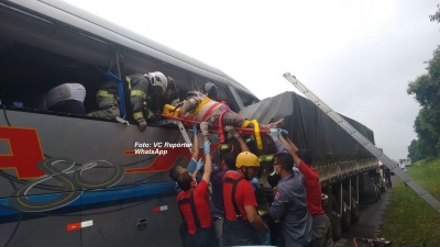 Acidente com ônibus do Expresso de Prata deixa 19 feridos na região