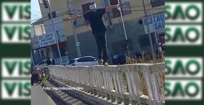 Marília: homem desafia a própria vida se equilibrando em viaduto