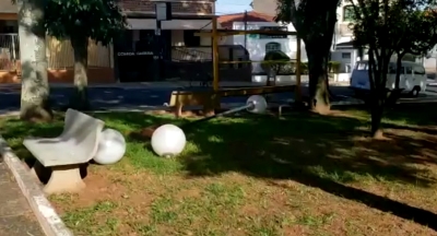 Polícia de Garça investiga vandalismo em praça